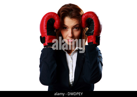 Woman standing in protective pose, isolé sur fond blanc Banque D'Images