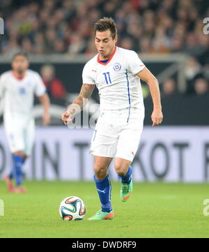 Stuttgart, Allemagne. Le 05 Mar, 2014. Du Chili Eduardo Vargas kicks la balle pendant le match amical entre l'Allemagne et le Chili à Mercedes-Benz-Arena de Stuttgart, Allemagne, 05 mars 2014. Photo : Bernd Weissbrod/dpa/Alamy Live News Banque D'Images