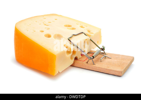 Mousetrap avec un trop grand morceau de fromage sur un fond blanc Banque D'Images