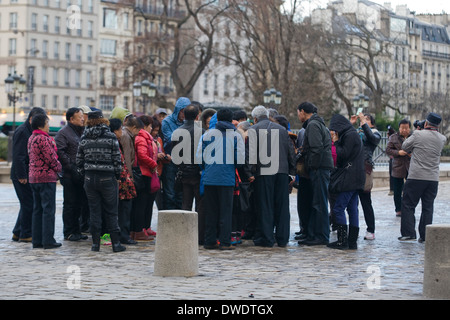 Une foule de touristes chinois avec des caméras à Notre Dame Paris France Banque D'Images