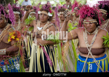 Danseurs costumés traditionnellement à leur tour d'accueillir les passagers du navire d'expédition australienne Orion Banque D'Images