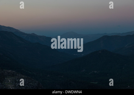 Des pics de montagne au crépuscule dans le parc naturel de Cazorla, Espagne. Banque D'Images