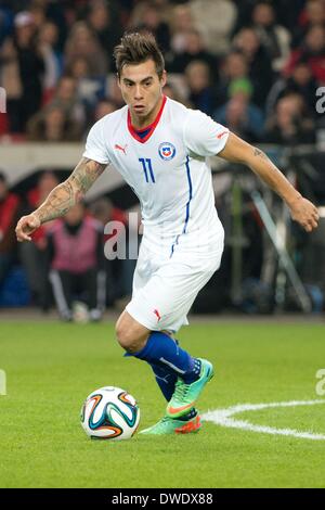 Stuttgart, Allemagne. Le 05 Mar, 2014. Du Chili Eduardo Vargas kicks la balle pendant le match amical entre l'Allemagne et le Chili à Mercedes-Benz-Arena de Stuttgart, Allemagne, 05 mars 2014. Photo : Sebastian Kahnert/dpa/Alamy Live News Banque D'Images