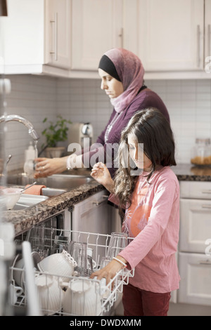 Mère fille aider dans la cuisine Banque D'Images