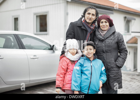 Portrait of happy famille musulmane dans des vêtements chauds à l'extérieur chambre Banque D'Images