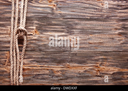 Sailor's knot sur vieux fond de bois. Banque D'Images