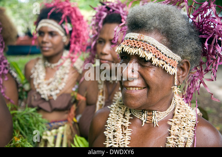 Danseurs costumés traditionnellement à leur tour d'accueillir les passagers du navire d'expédition australienne Orion Banque D'Images