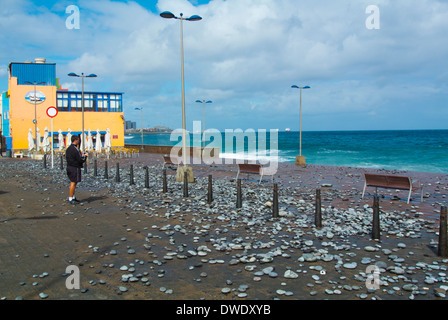 Des pierres lancées sur la promenade au cours de tempête, Calle Marina street, San Cristobal village, Las Palmas, Gran Canaria, les Iles Canaries Banque D'Images