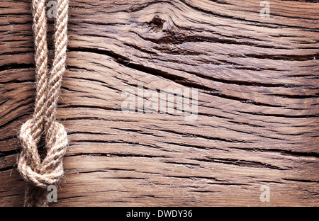 Sailor's knot sur vieux fond de bois. Banque D'Images