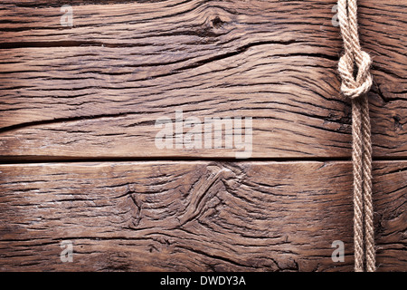 Sailor's knot sur vieux fond de bois. Banque D'Images