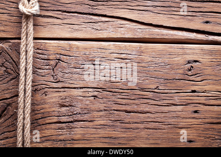 Sailor's knot sur vieux fond de bois. Banque D'Images