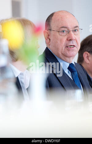 Berlin, Allemagne. 08Th Mar, 2014. Président du Conseil de l'Eglise évangélique (EKD) Nikolaus Schneider publie une étude sur les membres de l'église dans l'Église évangélique en Allemagne à Berlin, Allemagne, 06 mars 2014. Photo : MAURIZIO GAMBARINI/dpa/Alamy Live News Banque D'Images