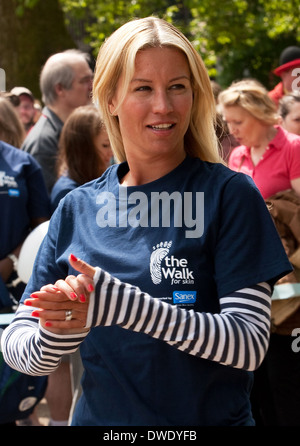 Denise Van Outen lance la quatrième marche pour 'peau' campagne dans Kensington Park Londres Banque D'Images