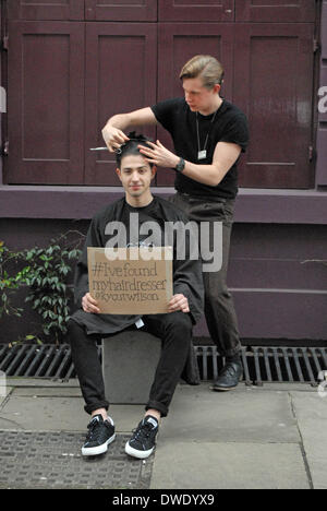 Londres, Royaume-Uni. 4 mars, 2014. Street style. Coiffure Ky Wilson repéré donnant le modèle Chris limite urbaine dans les rues de Shoreditch près de Brick Lane 04/03/2014 Credit : JOHNNY ARMSTEAD/Alamy Live News Banque D'Images