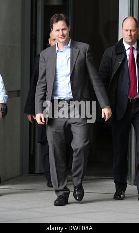 Londres, Royaume-Uni, le 6 mars 2014. Nick Clegg, leader des libéraux-démocrates vu quitter le bâtiment BBC Banque D'Images