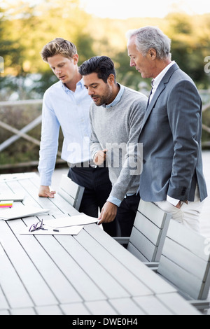 Businessman on patio Banque D'Images