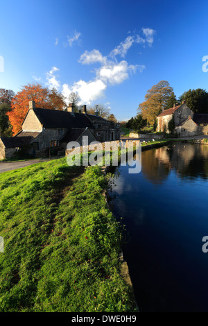 L'automne, village green et étang, village Tissington, parc national de Peak District, Derbyshire, Angleterre, RU Banque D'Images