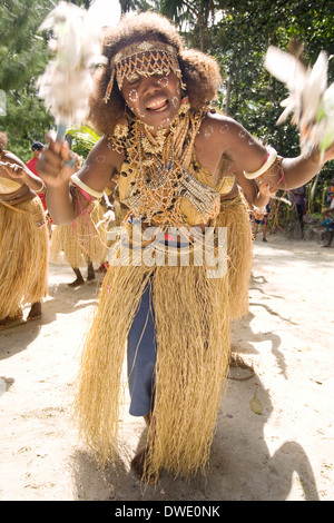 Les jeunes de l'île de Nggela en costumes traditionnels effectuer des danses, des Îles Salomon, Pacifique Sud Banque D'Images