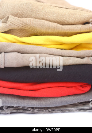 Pile de vêtements de couleur sur fond blanc Banque D'Images