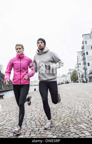 Sporty woman on street Banque D'Images