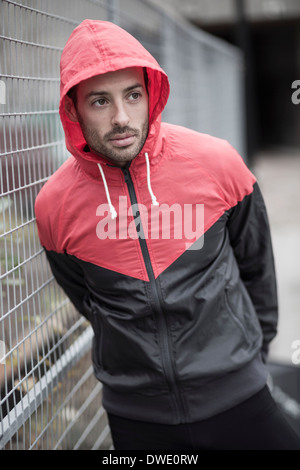 L'homme en veste de sport Banque D'Images