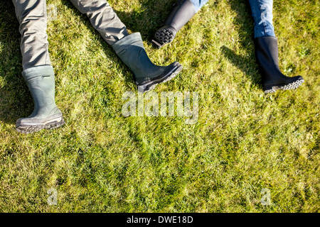 La section basse du couple lying on grass Banque D'Images