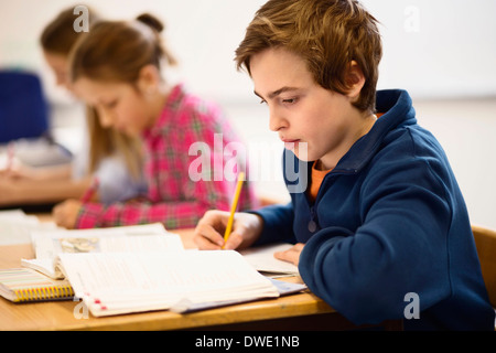 High school students studying in classroom Banque D'Images