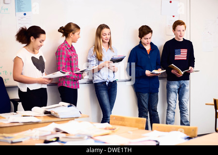 Les élèves du secondaire à étudier en classe du tableau blanc contre Banque D'Images