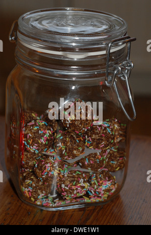 Bonbons au chocolat maison dans un bocal en verre. Banque D'Images