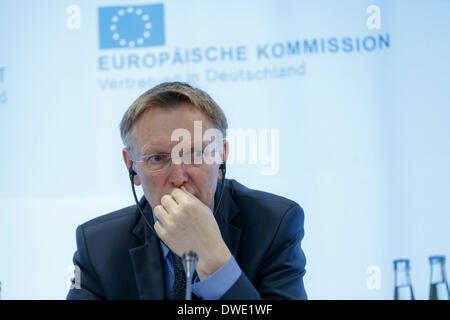 Berlin, Allemagne. Mars 06th, 2014. Lors d'une réunion dans le cadre de sa visite à Berlin, le Commissaire européen à l'Environnement Janez Potocnik, Ministre fédéral allemand de Barbara Hendricks a parlé entre autres choses, la mise en œuvre de la récente adoption du 7ème programme d'action pour l'environnement, qui forme le cadre de la politique climatique et environnementale européenne jusqu'en 2020. Après la réunion qu'ils donnent une conférence de presse commune à la représentation de la Commission européenne à Berlin. / Photo : Janez Potocnik, commissaire de l'environnement de l'UE. Banque D'Images