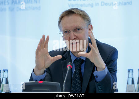 Berlin, Allemagne. Mars 06th, 2014. Lors d'une réunion dans le cadre de sa visite à Berlin, le Commissaire européen à l'Environnement Janez Potocnik, Ministre fédéral allemand de Barbara Hendricks a parlé entre autres choses, la mise en œuvre de la récente adoption du 7ème programme d'action pour l'environnement, qui forme le cadre de la politique climatique et environnementale européenne jusqu'en 2020. Après la réunion qu'ils donnent une conférence de presse commune à la représentation de la Commission européenne à Berlin. / Photo : Janez Potocnik, commissaire de l'environnement de l'UE. Banque D'Images