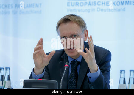 Berlin, Allemagne. Mars 06th, 2014. Lors d'une réunion dans le cadre de sa visite à Berlin, le Commissaire européen à l'Environnement Janez Potocnik, Ministre fédéral allemand de Barbara Hendricks a parlé entre autres choses, la mise en œuvre de la récente adoption du 7ème programme d'action pour l'environnement, qui forme le cadre de la politique climatique et environnementale européenne jusqu'en 2020. Après la réunion qu'ils donnent une conférence de presse commune à la représentation de la Commission européenne à Berlin. / Photo : Janez Potocnik, commissaire de l'environnement de l'UE. Banque D'Images