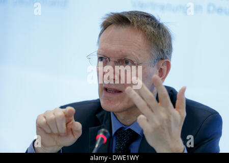 Berlin, Allemagne. Mars 06th, 2014. Lors d'une réunion dans le cadre de sa visite à Berlin, le Commissaire européen à l'Environnement Janez Potocnik, Ministre fédéral allemand de Barbara Hendricks a parlé entre autres choses, la mise en œuvre de la récente adoption du 7ème programme d'action pour l'environnement, qui forme le cadre de la politique climatique et environnementale européenne jusqu'en 2020. Après la réunion qu'ils donnent une conférence de presse commune à la représentation de la Commission européenne à Berlin. / Photo : Janez Potocnik, commissaire de l'environnement de l'UE. Banque D'Images