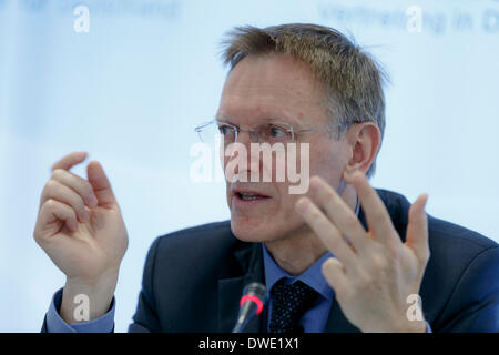 Berlin, Allemagne. Mars 06th, 2014. Lors d'une réunion dans le cadre de sa visite à Berlin, le Commissaire européen à l'Environnement Janez Potocnik, Ministre fédéral allemand de Barbara Hendricks a parlé entre autres choses, la mise en œuvre de la récente adoption du 7ème programme d'action pour l'environnement, qui forme le cadre de la politique climatique et environnementale européenne jusqu'en 2020. Après la réunion qu'ils donnent une conférence de presse commune à la représentation de la Commission européenne à Berlin. / Photo : Janez Potocnik, commissaire de l'environnement de l'UE. Banque D'Images