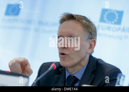 Berlin, Allemagne. Mars 06th, 2014. Lors d'une réunion dans le cadre de sa visite à Berlin, le Commissaire européen à l'Environnement Janez Potocnik, Ministre fédéral allemand de Barbara Hendricks a parlé entre autres choses, la mise en œuvre de la récente adoption du 7ème programme d'action pour l'environnement, qui forme le cadre de la politique climatique et environnementale européenne jusqu'en 2020. Après la réunion qu'ils donnent une conférence de presse commune à la représentation de la Commission européenne à Berlin. / Photo : Janez Potocnik, commissaire de l'environnement de l'UE. Banque D'Images