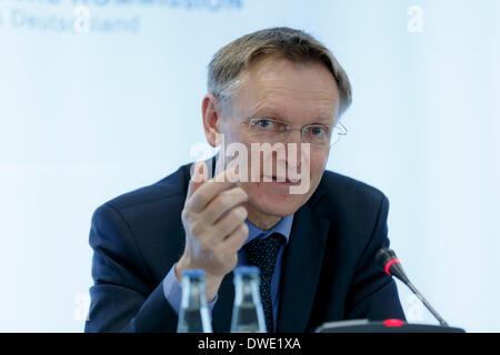 Berlin, Allemagne. Mars 06th, 2014. Lors d'une réunion dans le cadre de sa visite à Berlin, le Commissaire européen à l'Environnement Janez Potocnik, Ministre fédéral allemand de Barbara Hendricks a parlé entre autres choses, la mise en œuvre de la récente adoption du 7ème programme d'action pour l'environnement, qui forme le cadre de la politique climatique et environnementale européenne jusqu'en 2020. Après la réunion qu'ils donnent une conférence de presse commune à la représentation de la Commission européenne à Berlin. / Photo : Janez Potocnik, commissaire de l'environnement de l'UE. Banque D'Images