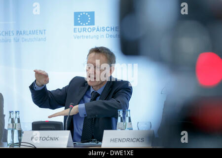 Berlin, Allemagne. Mars 06th, 2014. Lors d'une réunion dans le cadre de sa visite à Berlin, le Commissaire européen à l'Environnement Janez Potocnik, Ministre fédéral allemand de Barbara Hendricks a parlé entre autres choses, la mise en œuvre de la récente adoption du 7ème programme d'action pour l'environnement, qui forme le cadre de la politique climatique et environnementale européenne jusqu'en 2020. Après la réunion qu'ils donnent une conférence de presse commune à la représentation de la Commission européenne à Berlin. / Photo : Janez Potocnik, commissaire de l'environnement de l'UE. Banque D'Images