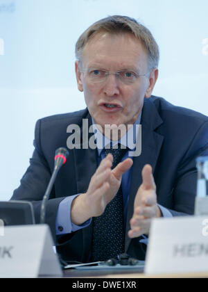 Berlin, Allemagne. Mars 06th, 2014. Lors d'une réunion dans le cadre de sa visite à Berlin, le Commissaire européen à l'Environnement Janez Potocnik, Ministre fédéral allemand de Barbara Hendricks a parlé entre autres choses, la mise en œuvre de la récente adoption du 7ème programme d'action pour l'environnement, qui forme le cadre de la politique climatique et environnementale européenne jusqu'en 2020. Après la réunion qu'ils donnent une conférence de presse commune à la représentation de la Commission européenne à Berlin. / Photo : Janez Potocnik, commissaire de l'environnement de l'UE. Banque D'Images