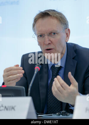 Berlin, Allemagne. Mars 06th, 2014. Lors d'une réunion dans le cadre de sa visite à Berlin, le Commissaire européen à l'Environnement Janez Potocnik, Ministre fédéral allemand de Barbara Hendricks a parlé entre autres choses, la mise en œuvre de la récente adoption du 7ème programme d'action pour l'environnement, qui forme le cadre de la politique climatique et environnementale européenne jusqu'en 2020. Après la réunion qu'ils donnent une conférence de presse commune à la représentation de la Commission européenne à Berlin. / Photo : Janez Potocnik, commissaire de l'environnement de l'UE. Banque D'Images