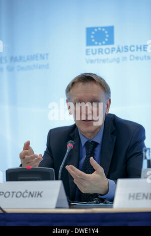 Berlin, Allemagne. Mars 06th, 2014. Lors d'une réunion dans le cadre de sa visite à Berlin, le Commissaire européen à l'Environnement Janez Potocnik, Ministre fédéral allemand de Barbara Hendricks a parlé entre autres choses, la mise en œuvre de la récente adoption du 7ème programme d'action pour l'environnement, qui forme le cadre de la politique climatique et environnementale européenne jusqu'en 2020. Après la réunion qu'ils donnent une conférence de presse commune à la représentation de la Commission européenne à Berlin. / Photo : Janez Potocnik, commissaire de l'environnement de l'UE. Banque D'Images