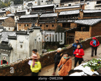 Shangrao. 6Th Mar, 2014. Photo prise le 6 mars 2014 présente le décor de l'ancien village Huangling Comté après la neige de Wuyuan, la Chine de l'est la province de Jiangxi. 2 Rong Ye Street © Zhang/Xinhua/Alamy Live News Banque D'Images