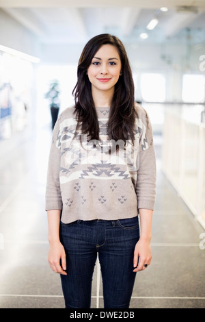 Portrait of female university college du corridor de l'étudiant à Banque D'Images