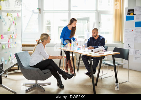 Les gens d'affaires au cours de réunion à creative office Banque D'Images