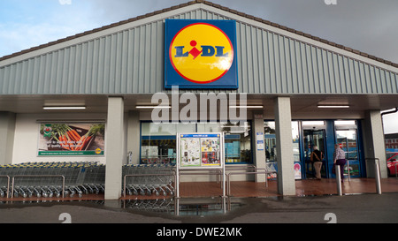 Vue extérieure du supermarché Lidl Store chariots et panneau à Cardiff Wales Royaume-Uni Grande-Bretagne KATHY DEWITT Banque D'Images