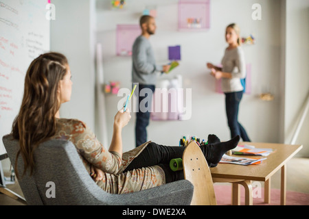 Businesswoman demandant à ses collaborateurs en creative office Banque D'Images