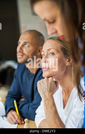 Les personnes travaillant dans l'entreprise creative office Banque D'Images