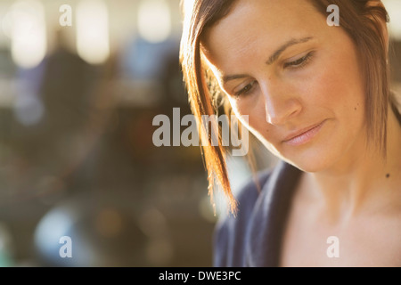 Businesswoman looking down in office Banque D'Images