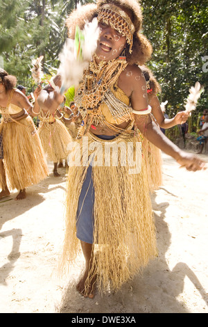 Les jeunes de l'île de Nggela en costumes traditionnels effectuer des danses, des Îles Salomon, Pacifique Sud Banque D'Images