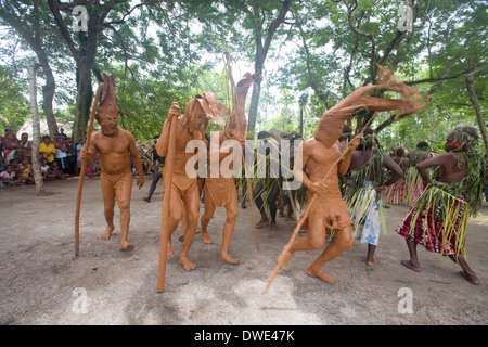Danseurs costumés traditionnellement effectuer pour les passagers du navire de l'expédition australienne Orion Banque D'Images