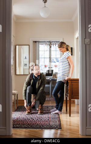 Homme portant des chaussures pendant la recherche de femme de chambre Banque D'Images